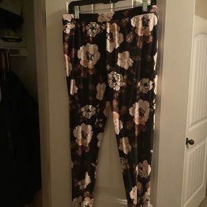 Women Size Large Venus Black/Flower Leggings